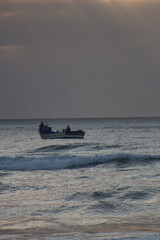 Naklejka premium Pesca Pescador Barco Peixes Praia Mole Floripa Esporte Ondas Mar Água Prancha Surfista Verão Verão Praia Floripa Esporte Ondas Mar Água Prancha Surfista Verão