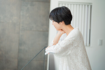 笑顔のシュートヘアの女性