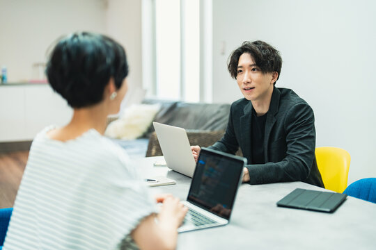 カジュアルなオフィスで仕事をする男女