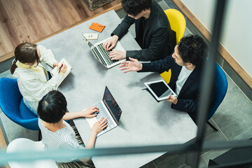 カジュアルビジネス_打ち合わせイメージ