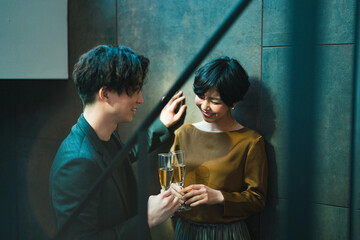 バーで飲み交わす男女
