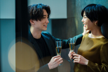 バーで飲み交わす男女
