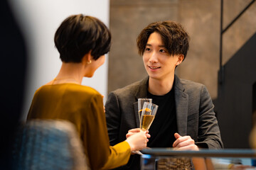 バーで飲み交わす男女
