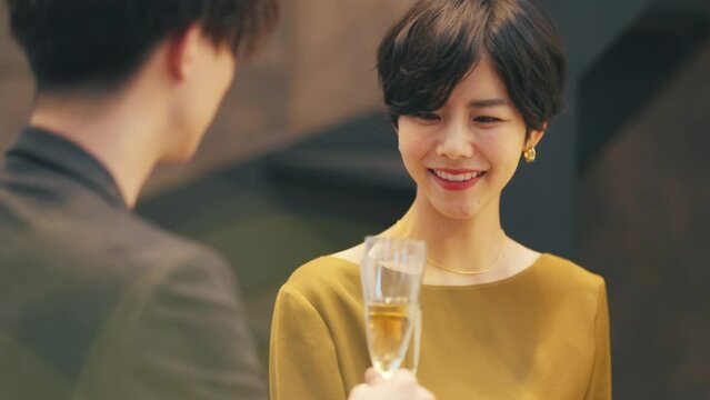 バーで飲み交わす男女