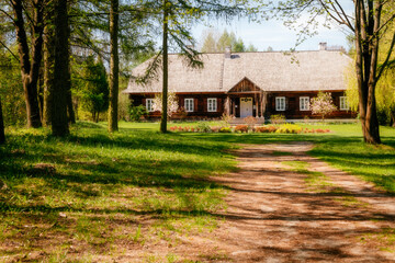Zabytkowy szlachecki dwór. © Maciej