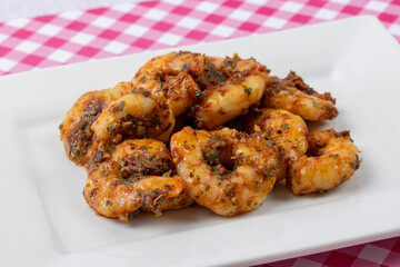 tas de crevettes marinées, en gros plan.	