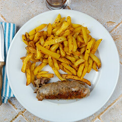 andouillette et frites, en gros plan, dans une assiette	