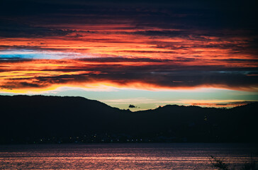 Pôr do Sol Céu Colorido Vermelho Laranja Lagoa da Conceição Floripa Florianópolis Paisagem Natural Reflexo Água Beleza Tranquilidade Natureza Final de Tarde Cenário Deslumbrante Floripa Brilho