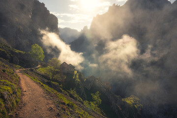 Refugio de pastores en la ruta del cares al amanecer