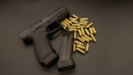 Pistolet i amunicja na czarnym tle © Marcin