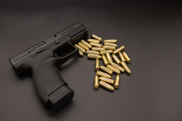 Pistolet i amunicja na czarnym tle © Marcin