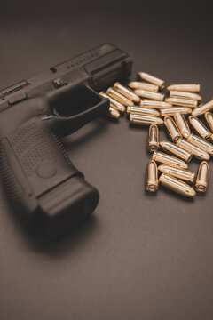 Pistolet i amunicja na czarnym tle