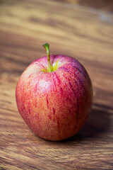 manzana gala roja sobre la mesa fondo bokeh 