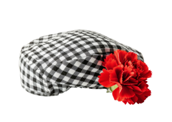 Gorra típica madrileña de chulapo de cuadros negros y blancos con un clavel rojo, sobre fondo blanco transparente, concepto fiestas de san Isidro Madrid