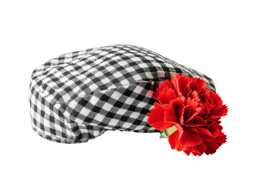 Gorra t&iacute;pica madrile&ntilde;a de chulapo de cuadros negros y blancos con un clavel rojo, sobre fondo blanco transparente, concepto fiestas de san Isidro Madrid