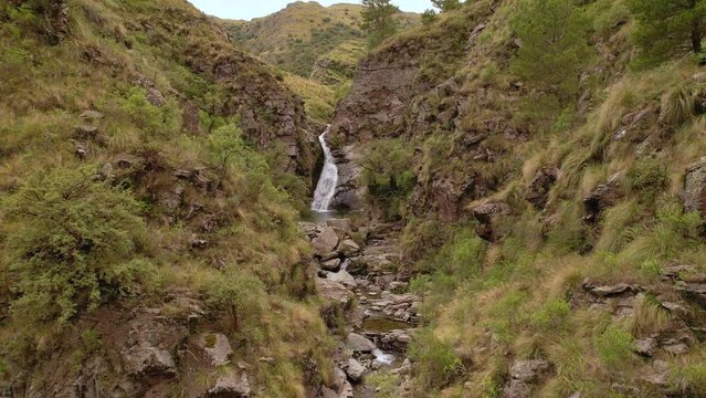 Vista &aacute;erea de paisaje. Rio y monta&ntilde;as. Paradisiaco. Pueblo Escondido, Merlo, San Luis, Argentina, Cerro &Aacute;spero. Peque&ntilde;o asentamiento o peque&ntilde;o pueblo en el medio de las monta&ntilde;as. Pueblo abandonado.