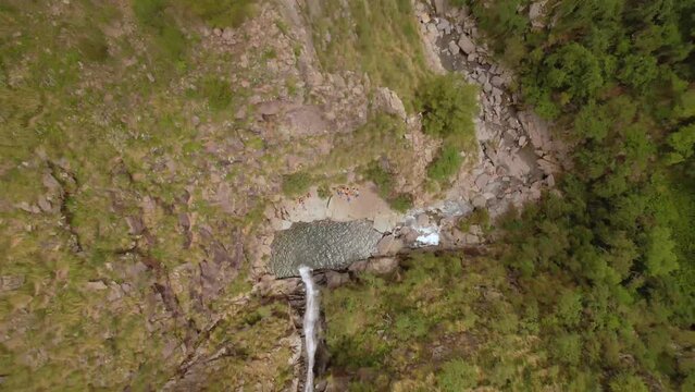 Vista &aacute;erea de paisaje. Rio y monta&ntilde;as. Paradisiaco. Pueblo Escondido, Merlo, San Luis, Argentina, Cerro &Aacute;spero. Peque&ntilde;o asentamiento o peque&ntilde;o pueblo en el medio de las monta&ntilde;as. Pueblo abandonado.