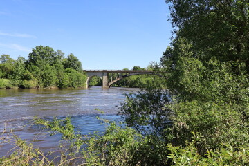Fototapeta premium La rivière Creuse, ville de La Roche Posay, département de la Vienne, France