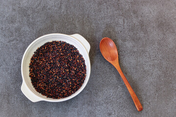 陶器のボウルにいれた雑穀米