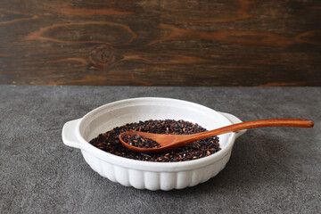 陶器のボウルにいれた雑穀米