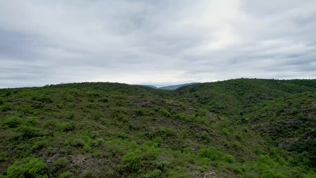Montagnas, monta&ntilde;as, valle de monta&ntilde;as en las alturas. Verde vegetacion en los cerros, vista a&eacute;rea panor&aacute;mica. 