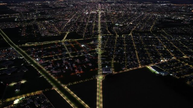 Imagem a&eacute;rea de Cascavel, Paran&aacute;, durante a noite. V&iacute;deo gravado com drone em alta qualidade, usando a t&eacute;cnica de hyperlapse. Efeito de movimento real&ccedil;ando as luzes da cidade a noite. 