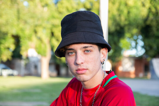 Joven apuesto de ojos azules vestido a la moda