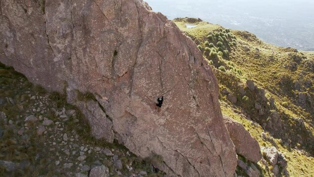Escalada en muro natural. Escalar. Montagna, o monta&ntilde;a, El filo. Merlo. San Luis, Argentina. Un dia de verano, vista a&eacute;rea desde dron.
