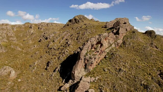 Escalada en muro natural. Escalar. Montagna, o monta&ntilde;a, El filo. Merlo. San Luis, Argentina. Un dia de verano, vista a&eacute;rea desde dron.