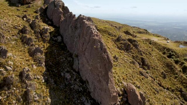 Escalada en muro natural. Escalar. Montagna, o monta&ntilde;a, El filo. Merlo. San Luis, Argentina. Un dia de verano, vista a&eacute;rea desde dron.