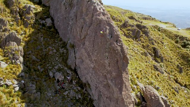 Escalada en muro natural. Escalar. Montagna, o monta&ntilde;a, El filo. Merlo. San Luis, Argentina. Un dia de verano, vista a&eacute;rea desde dron.
