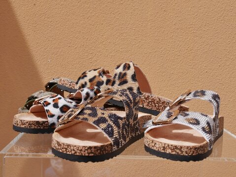 Tigermuster an Birkenstocksandale