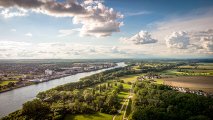 Luftaufnahme der Stadt Worms mit Rhein, Niebelungenbrücke und Dom bei Sonnenschein