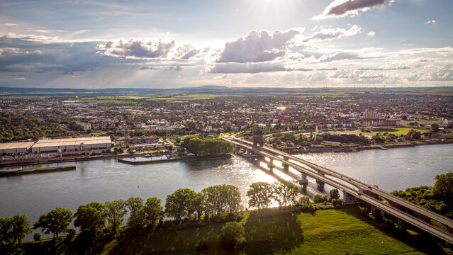 Luftaufnahme der Stadt Worms mit Rhein, Niebelungenbr&uuml;cke und Dom bei Sonnenschein