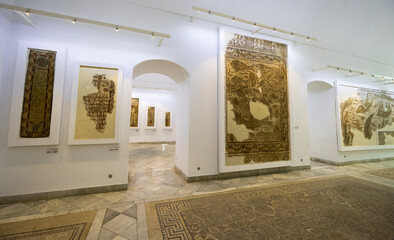 Obraz premium TUNIS, TUNISIA - APRIL 2 2024: Hall of roman period in National Bardo Museum in Tunisia