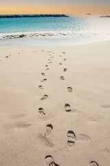 砂浜に残る二人の靴跡