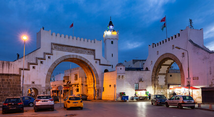 Obraz premium TUNIS, TUNISIA - APRIL 1 2024: Evening view of Bab El Khadra Mosque in Tunisia, North Africa