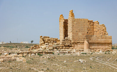 Obraz premium View of unknown temple with ruined stone walls in archeological site of Sufetula, Tunisia