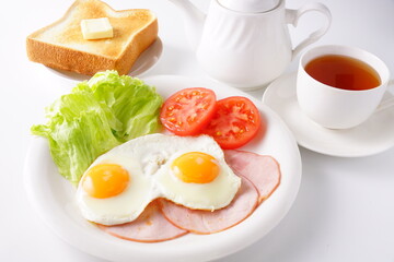 朝食　ハムエッグ