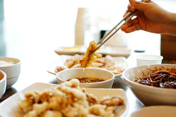 탕수육 소스에 묻힌 탕수육 한 젓가락