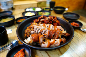 식탁 위에 족발 한 접시가 놓여 있는 모습