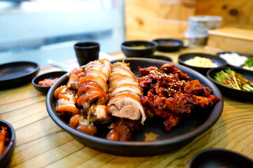 식탁 위에 족발 한 접시가 놓여 있는 모습