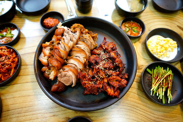 식탁 위에 플레이팅 된 족발 한접시 모습