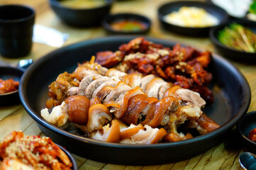 식탁 위에 족발 한 접시가 놓여 있는 모습