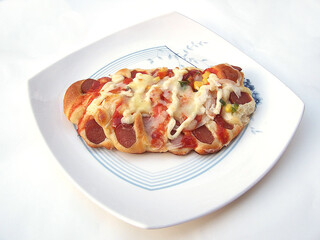 접시에 담겨진 빵의 모습