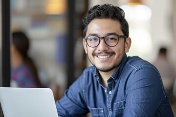 Obraz premium Happy man working on laptop in cafe