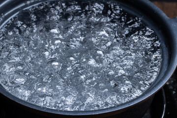 鍋で沸騰するお湯　boiling water in a pot