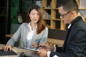 Fototapeta premium Asian two businessmen, women and men Talk about new projects, presents at home office.