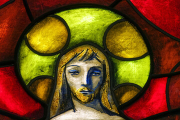Modern stained glass window representing Jesus Christ. Vitrail moderne représentant Jésus Christ. Italie
