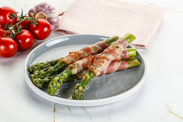 Grilled asparagus with bacon